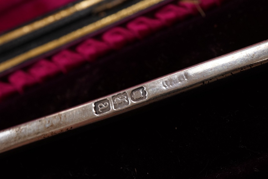 A cased pair of late Victorian silver salad servers, with apostle finials, maker's mark rubbed, London, 1896, 23.1cm, 5.8oz.